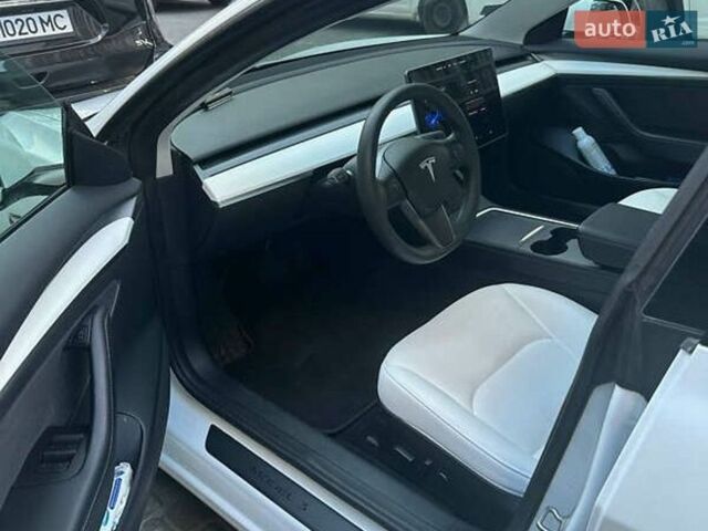 Білий Тесла Модель 3, об'ємом двигуна 0 л та пробігом 64 тис. км за 19999 $, фото 5 на Automoto.ua