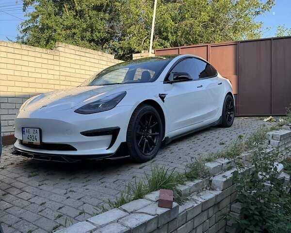 Білий Тесла Модель 3, об'ємом двигуна 0 л та пробігом 97 тис. км за 21500 $, фото 1 на Automoto.ua