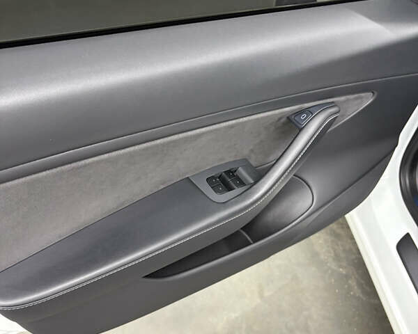 Білий Тесла Модель 3, об'ємом двигуна 0 л та пробігом 113 тис. км за 20200 $, фото 63 на Automoto.ua