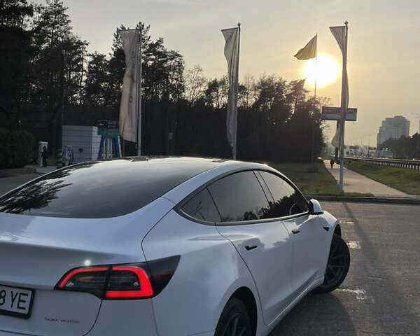 Тесла Модель 3 2021 в Киеве на Automoto.ua Белый Тесла Модель 3, объемом двигателя 0 л и пробегом 54 тыс. км за 21800 $, фото 3 на Automoto.ua
