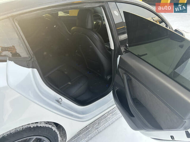Білий Тесла Модель 3, об'ємом двигуна 0 л та пробігом 65 тис. км за 16800 $, фото 7 на Automoto.ua