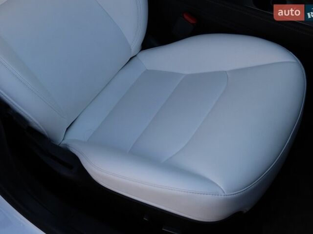 Білий Тесла Модель 3, об'ємом двигуна 0 л та пробігом 70 тис. км за 17299 $, фото 31 на Automoto.ua