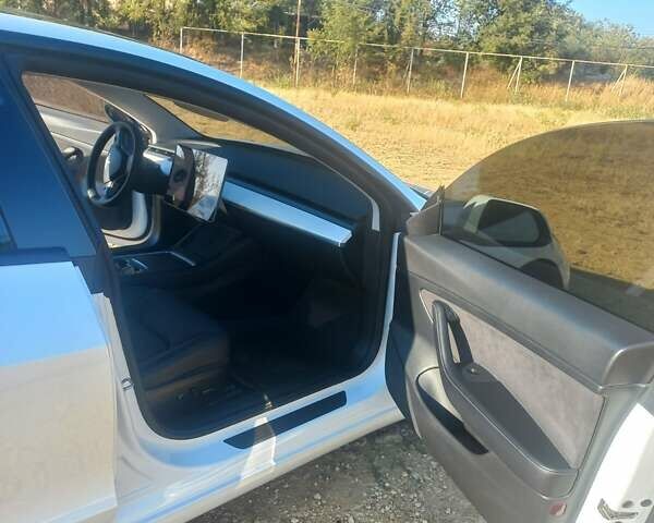 Білий Тесла Модель 3, об'ємом двигуна 0 л та пробігом 147 тис. км за 17000 $, фото 12 на Automoto.ua