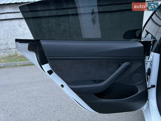 Белый Тесла Модель 3, объемом двигателя 0 л и пробегом 52 тыс. км за 21500 $, фото 23 на Automoto.ua