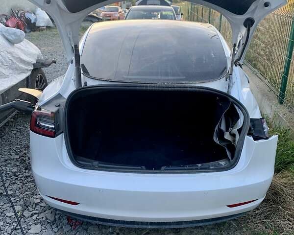 Белый Тесла Модель 3, объемом двигателя 0 л и пробегом 27 тыс. км за 19750 $, фото 24 на Automoto.ua