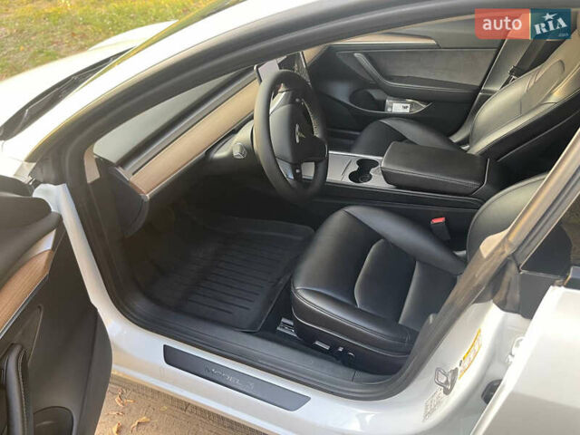 Тесла Модель 3 2021 в Днепре (Днепропетровске) на Automoto.ua Белый Тесла Модель 3, объемом двигателя 0 л и пробегом 131 тыс. км за 21500 $, фото 8 на Automoto.ua