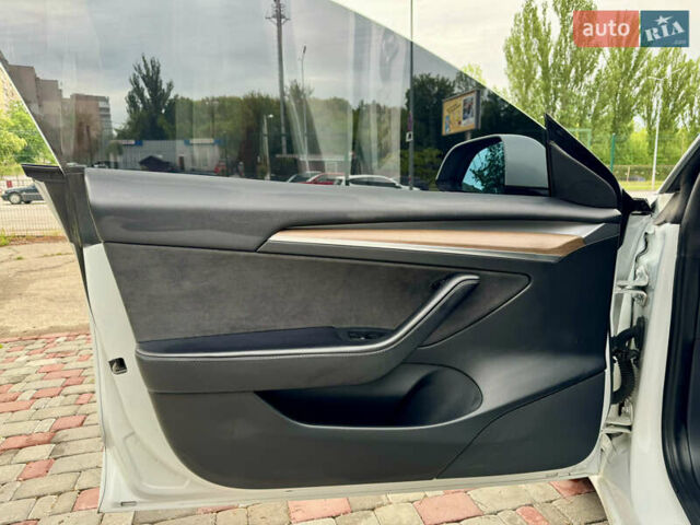 Білий Тесла Модель 3, об'ємом двигуна 0 л та пробігом 61 тис. км за 22700 $, фото 13 на Automoto.ua