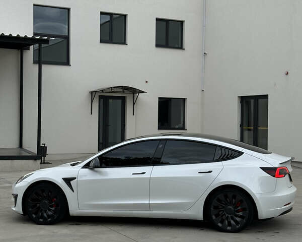 Білий Тесла Модель 3, об'ємом двигуна 0 л та пробігом 80 тис. км за 24999 $, фото 2 на Automoto.ua
