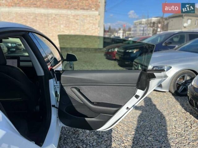 Белый Тесла Модель 3, объемом двигателя 0 л и пробегом 79 тыс. км за 17249 $, фото 20 на Automoto.ua