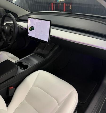 Белый Тесла Модель 3, объемом двигателя 0 л и пробегом 79 тыс. км за 23000 $, фото 3 на Automoto.ua