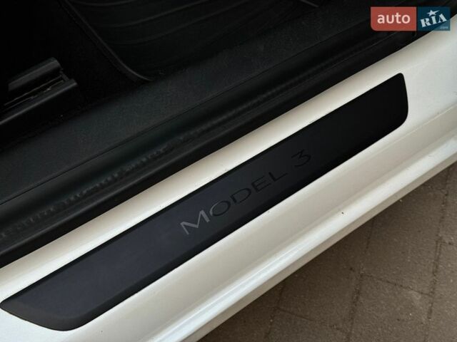 Білий Тесла Модель 3, об'ємом двигуна 0 л та пробігом 62 тис. км за 18500 $, фото 37 на Automoto.ua
