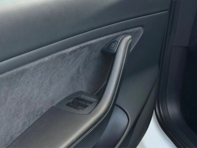 Білий Тесла Модель 3, об'ємом двигуна 0 л та пробігом 68 тис. км за 12300 $, фото 6 на Automoto.ua