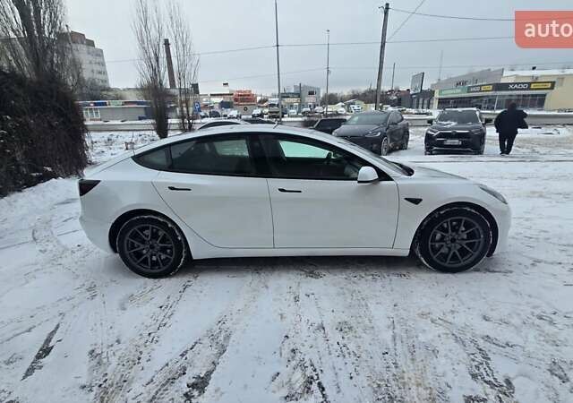 Білий Тесла Модель 3, об'ємом двигуна 0 л та пробігом 64 тис. км за 18700 $, фото 2 на Automoto.ua