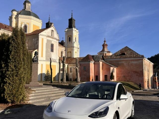 Белый Тесла Модель 3, объемом двигателя 0 л и пробегом 63 тыс. км за 21500 $, фото 1 на Automoto.ua