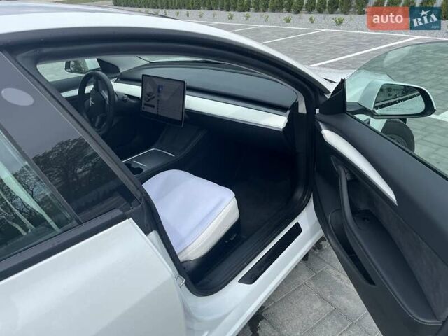Білий Тесла Модель 3, об'ємом двигуна 0 л та пробігом 47 тис. км за 22100 $, фото 13 на Automoto.ua