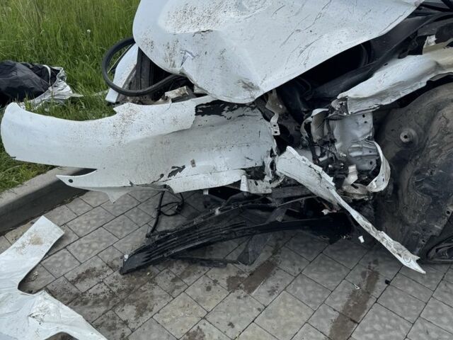 Белый Тесла Модель 3, объемом двигателя 0 л и пробегом 48 тыс. км за 6600 $, фото 4 на Automoto.ua