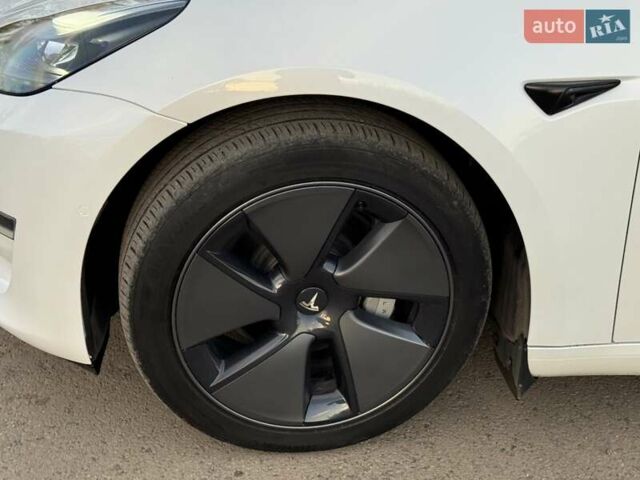 Білий Тесла Модель 3, об'ємом двигуна 0 л та пробігом 88 тис. км за 20950 $, фото 19 на Automoto.ua