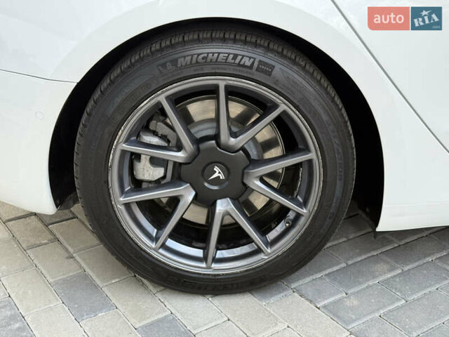 Белый Тесла Модель 3, объемом двигателя 0 л и пробегом 37 тыс. км за 19999 $, фото 93 на Automoto.ua