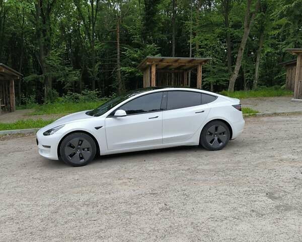Білий Тесла Модель 3, об'ємом двигуна 0 л та пробігом 49 тис. км за 17850 $, фото 2 на Automoto.ua