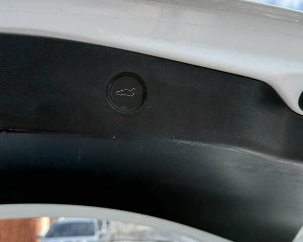 Білий Тесла Модель 3, об'ємом двигуна 0 л та пробігом 91 тис. км за 16700 $, фото 16 на Automoto.ua