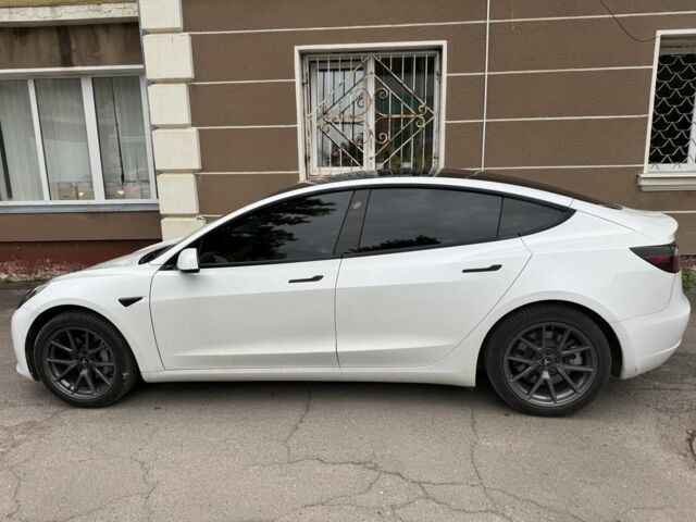 Білий Тесла Модель 3, об'ємом двигуна 0 л та пробігом 77 тис. км за 17800 $, фото 4 на Automoto.ua