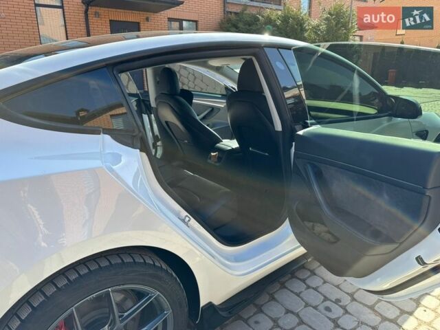 Білий Тесла Модель 3, об'ємом двигуна 0 л та пробігом 112 тис. км за 21500 $, фото 18 на Automoto.ua