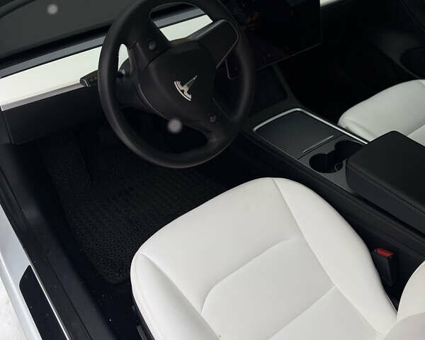 Білий Тесла Модель 3, об'ємом двигуна 0 л та пробігом 63 тис. км за 17900 $, фото 4 на Automoto.ua