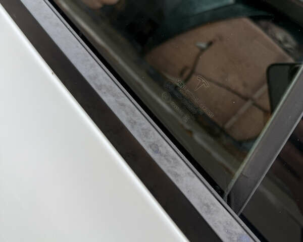 Белый Тесла Модель 3, объемом двигателя 0 л и пробегом 98 тыс. км за 19000 $, фото 18 на Automoto.ua