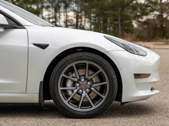 Білий Тесла Модель 3, об'ємом двигуна 0 л та пробігом 70 тис. км за 12900 $, фото 3 на Automoto.ua