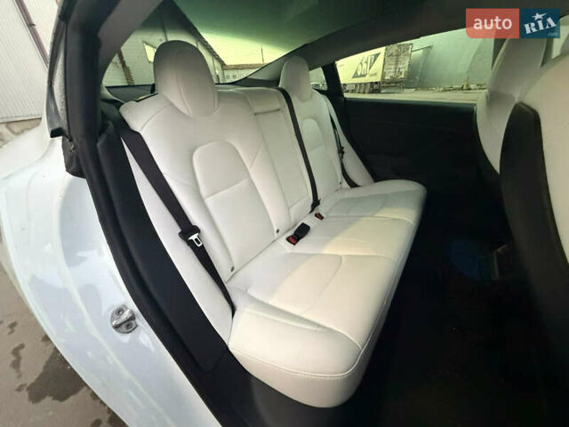 Белый Тесла Модель 3, объемом двигателя 0 л и пробегом 92 тыс. км за 21900 $, фото 35 на Automoto.ua