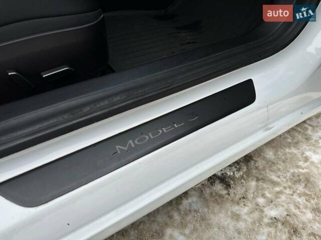 Белый Тесла Модель 3, объемом двигателя 0 л и пробегом 37 тыс. км за 17999 $, фото 50 на Automoto.ua