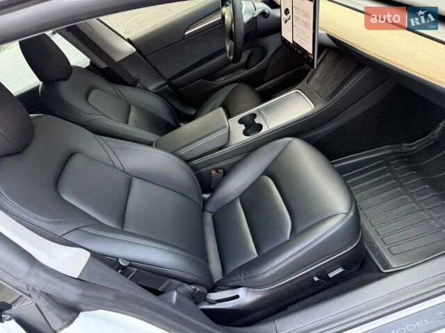 Белый Тесла Модель 3, объемом двигателя 0 л и пробегом 37 тыс. км за 19999 $, фото 131 на Automoto.ua