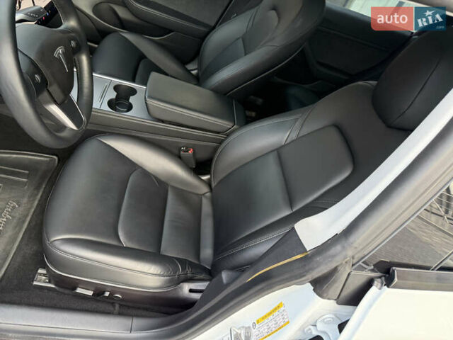 Белый Тесла Модель 3, объемом двигателя 0 л и пробегом 37 тыс. км за 19999 $, фото 102 на Automoto.ua