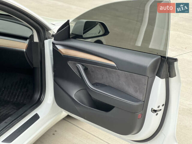 Білий Тесла Модель 3, об'ємом двигуна 0 л та пробігом 107 тис. км за 19999 $, фото 38 на Automoto.ua