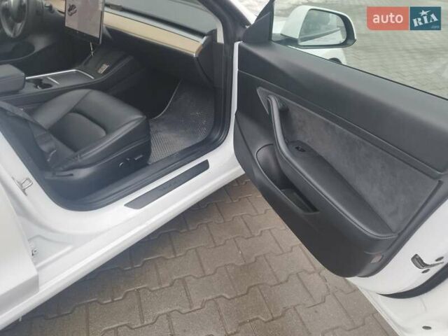 Білий Тесла Модель 3, об'ємом двигуна 0 л та пробігом 79 тис. км за 16200 $, фото 26 на Automoto.ua