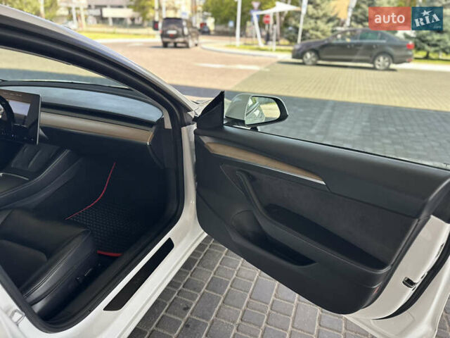 Тесла Модель 3 2021 у Одесі на Automoto.ua Білий Тесла Модель 3, об'ємом двигуна 0 л та пробігом 98 тис. км за 17800 $, фото 38 на Automoto.ua