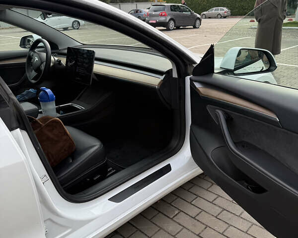 Белый Тесла Модель 3, объемом двигателя 0 л и пробегом 98 тыс. км за 19000 $, фото 20 на Automoto.ua