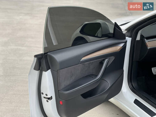 Білий Тесла Модель 3, об'ємом двигуна 0 л та пробігом 107 тис. км за 19999 $, фото 42 на Automoto.ua