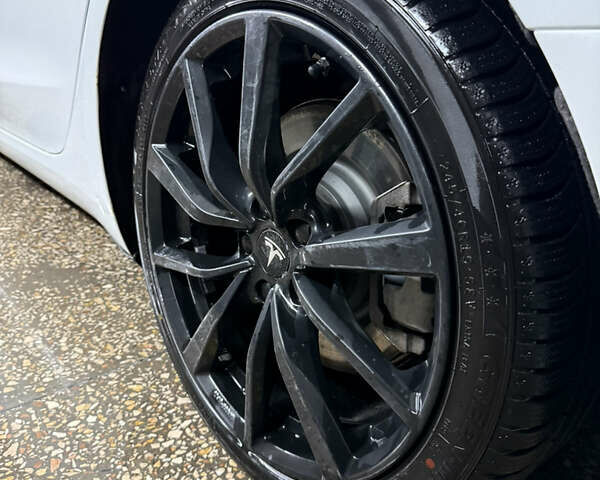 Білий Тесла Модель 3, об'ємом двигуна 0 л та пробігом 64 тис. км за 19900 $, фото 21 на Automoto.ua