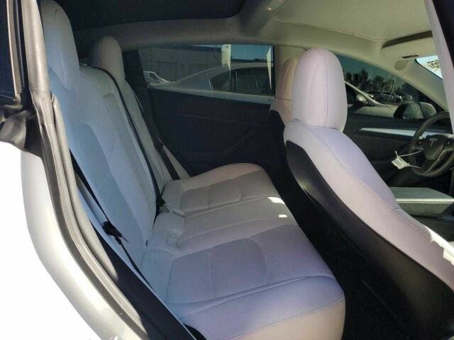 Білий Тесла Модель 3, об'ємом двигуна 0 л та пробігом 62 тис. км за 4900 $, фото 9 на Automoto.ua