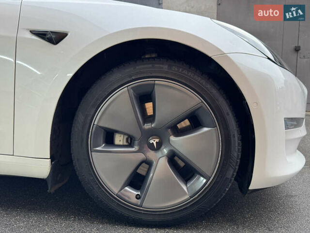 Белый Тесла Модель 3, объемом двигателя 0 л и пробегом 45 тыс. км за 29000 $, фото 32 на Automoto.ua