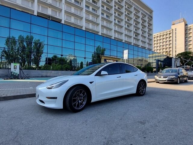Белый Тесла Модель 3, объемом двигателя 0 л и пробегом 77 тыс. км за 19880 $, фото 4 на Automoto.ua