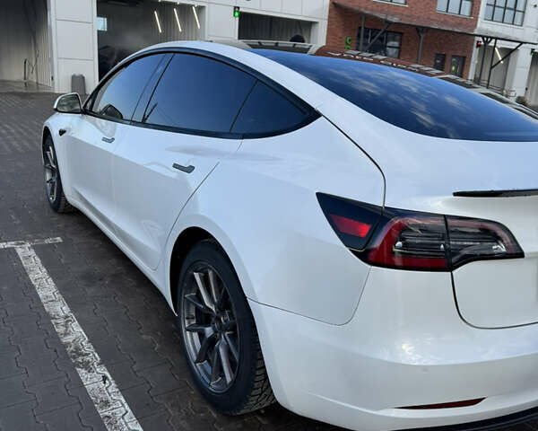 Білий Тесла Модель 3, об'ємом двигуна 0 л та пробігом 69 тис. км за 19450 $, фото 5 на Automoto.ua