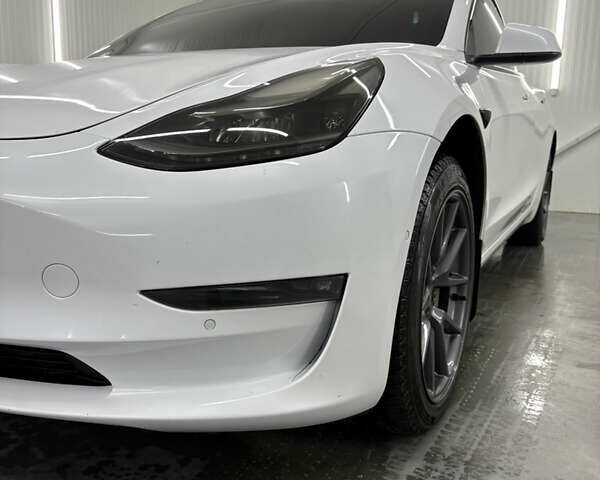 Білий Тесла Модель 3, об'ємом двигуна 0 л та пробігом 113 тис. км за 20200 $, фото 4 на Automoto.ua