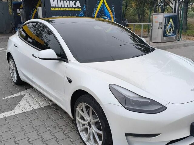 Білий Тесла Модель 3, об'ємом двигуна 0 л та пробігом 94 тис. км за 16900 $, фото 2 на Automoto.ua