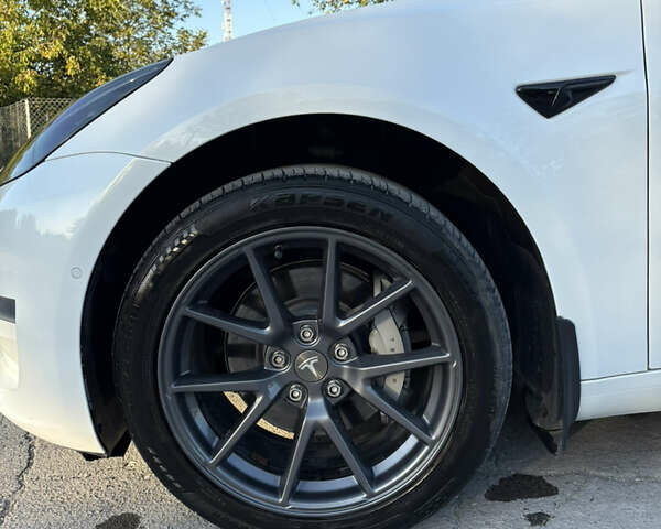 Білий Тесла Модель 3, об'ємом двигуна 0 л та пробігом 110 тис. км за 22900 $, фото 10 на Automoto.ua