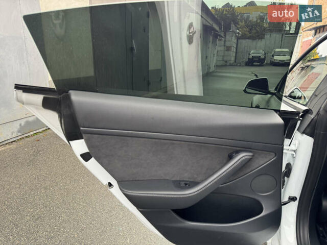 Белый Тесла Модель 3, объемом двигателя 0 л и пробегом 45 тыс. км за 29000 $, фото 30 на Automoto.ua