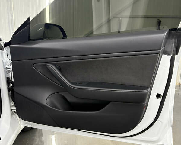 Білий Тесла Модель 3, об'ємом двигуна 0 л та пробігом 113 тис. км за 20200 $, фото 84 на Automoto.ua