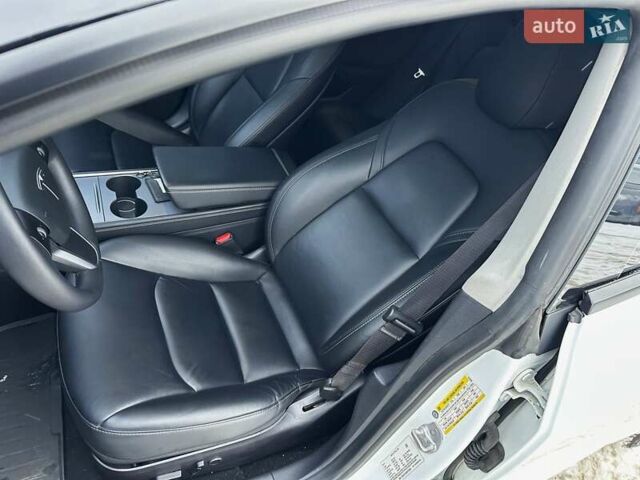 Белый Тесла Модель 3, объемом двигателя 0 л и пробегом 37 тыс. км за 17999 $, фото 23 на Automoto.ua