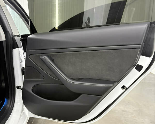 Білий Тесла Модель 3, об'ємом двигуна 0 л та пробігом 113 тис. км за 20200 $, фото 79 на Automoto.ua